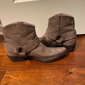 Short cowboy style boot